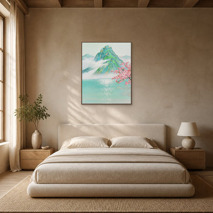 Tableau de montagne brumeuse et de fleurs de pêcher dans une fine caisse américaine aspect chêne centrée au-dessus d’un lit ivoire chaud