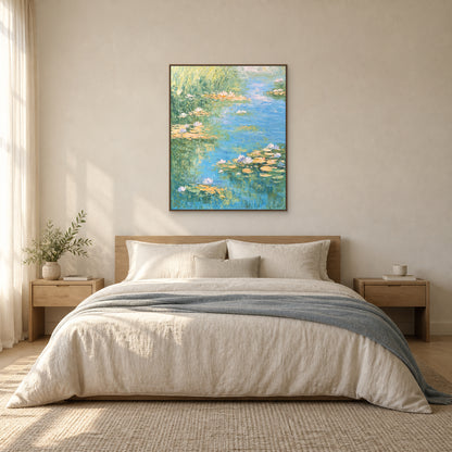 Tableau de nénuphars sur un bassin bleu dans une caisse américaine aspect chêne centrée au-dessus d’un lit ivoire