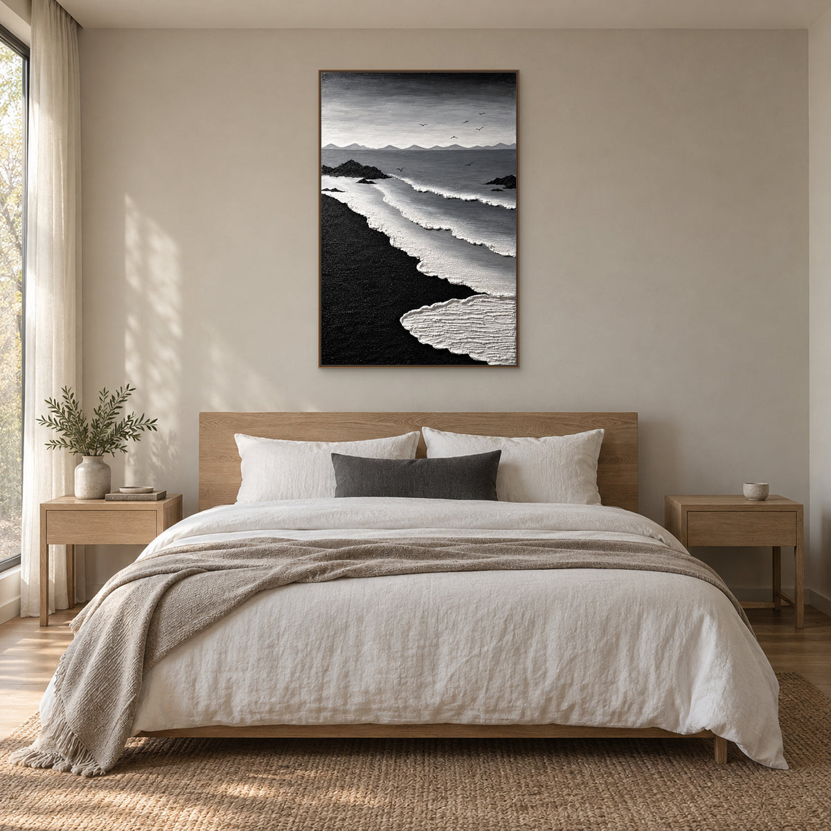 Tableau de vagues noir et blanc dans un cadre flottant ton bois, centré au-dessus d’un lit ton chêne avec du linge ivoire et un coussin anthracite