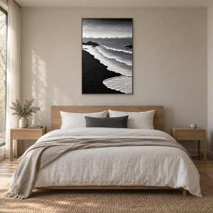 Tableau de vagues noir et blanc dans un cadre flottant ton bois, centré au-dessus d’un lit ton chêne avec du linge ivoire et un coussin anthracite
