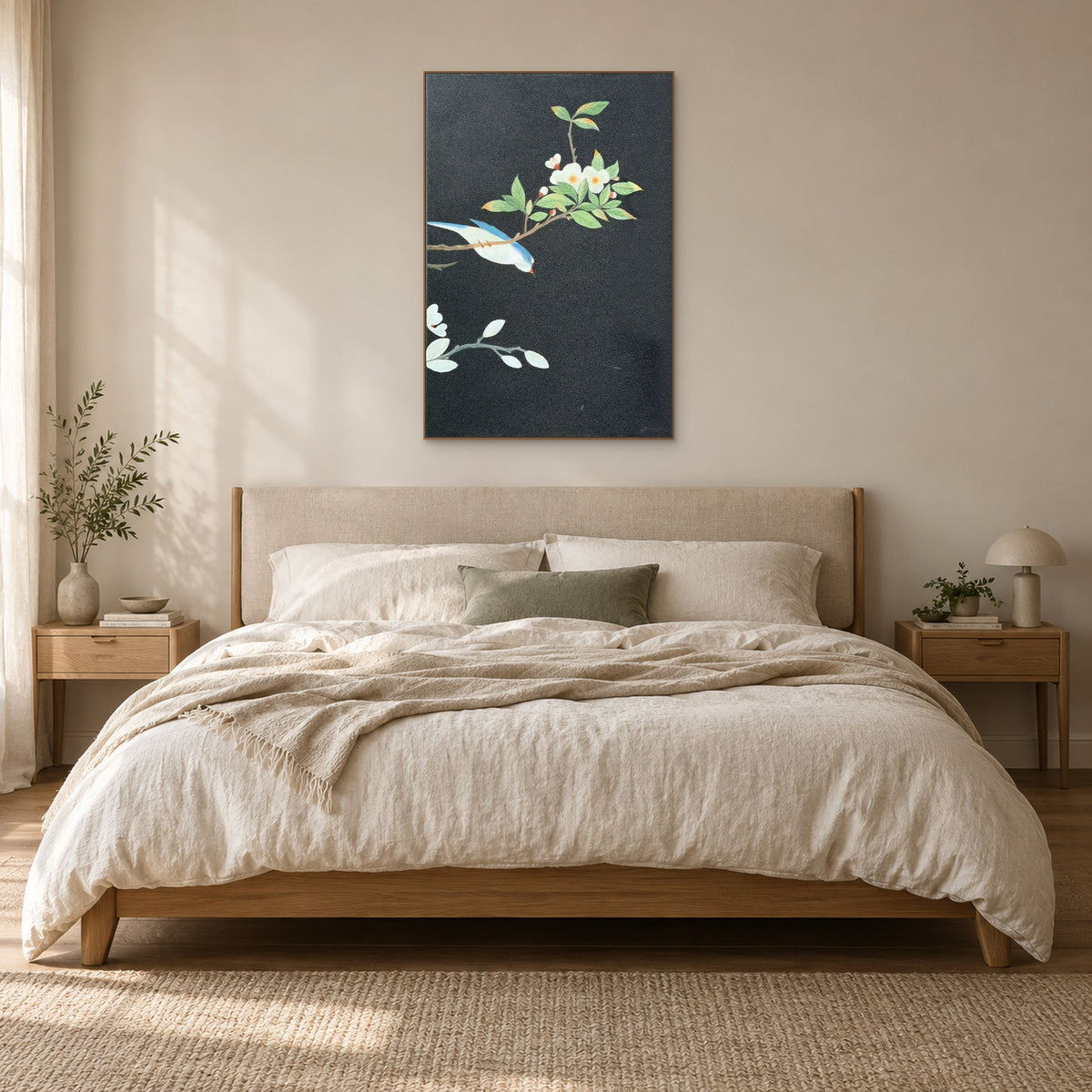 Tableau d’oiseau et de fleurs blanches, cadre ton chêne au-dessus d’une tête de lit tapissée crème