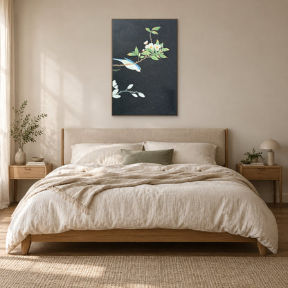 Tableau d’oiseau et de fleurs blanches, cadre ton chêne au-dessus d’une tête de lit tapissée crème