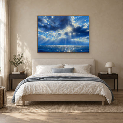 Rêverie bleue dans un fin cadre aspect chêne, centrée au-dessus d’une tête de lit crème rembourrée.