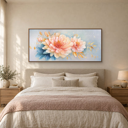 Tableau horizontal de pivoines roses dans un cadre flottant ton chêne, centré au-dessus d’une tête de lit beige et de linge crème
