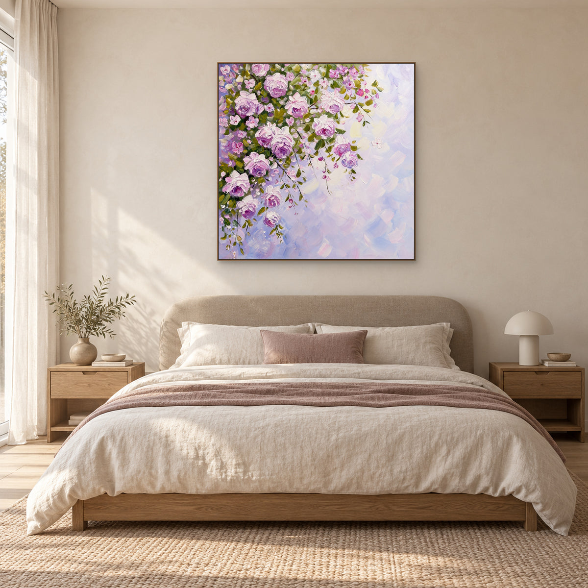 Tableau de roses mauves et roses dans un cadre ton chêne au-dessus d'un lit tapissé crème
