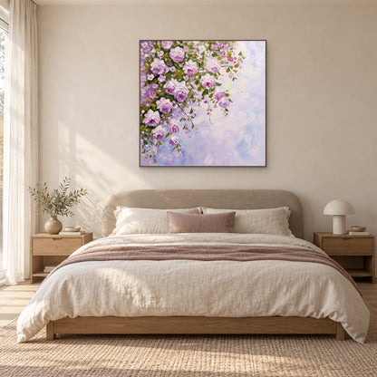 Tableau de roses mauves et roses dans un cadre ton chêne au-dessus d'un lit tapissé crème