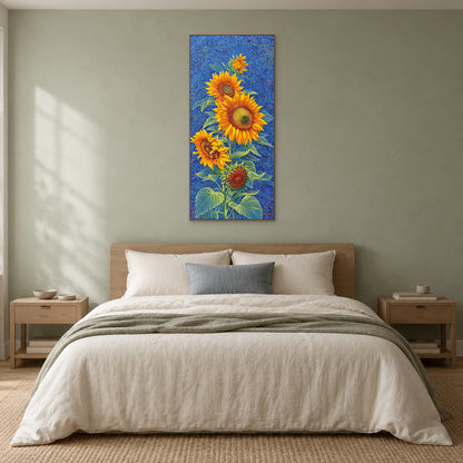 Tableau étroit de tournesols dans un cadre ton chêne, centré au-dessus d’une tête de lit en bois et d’une literie neutre