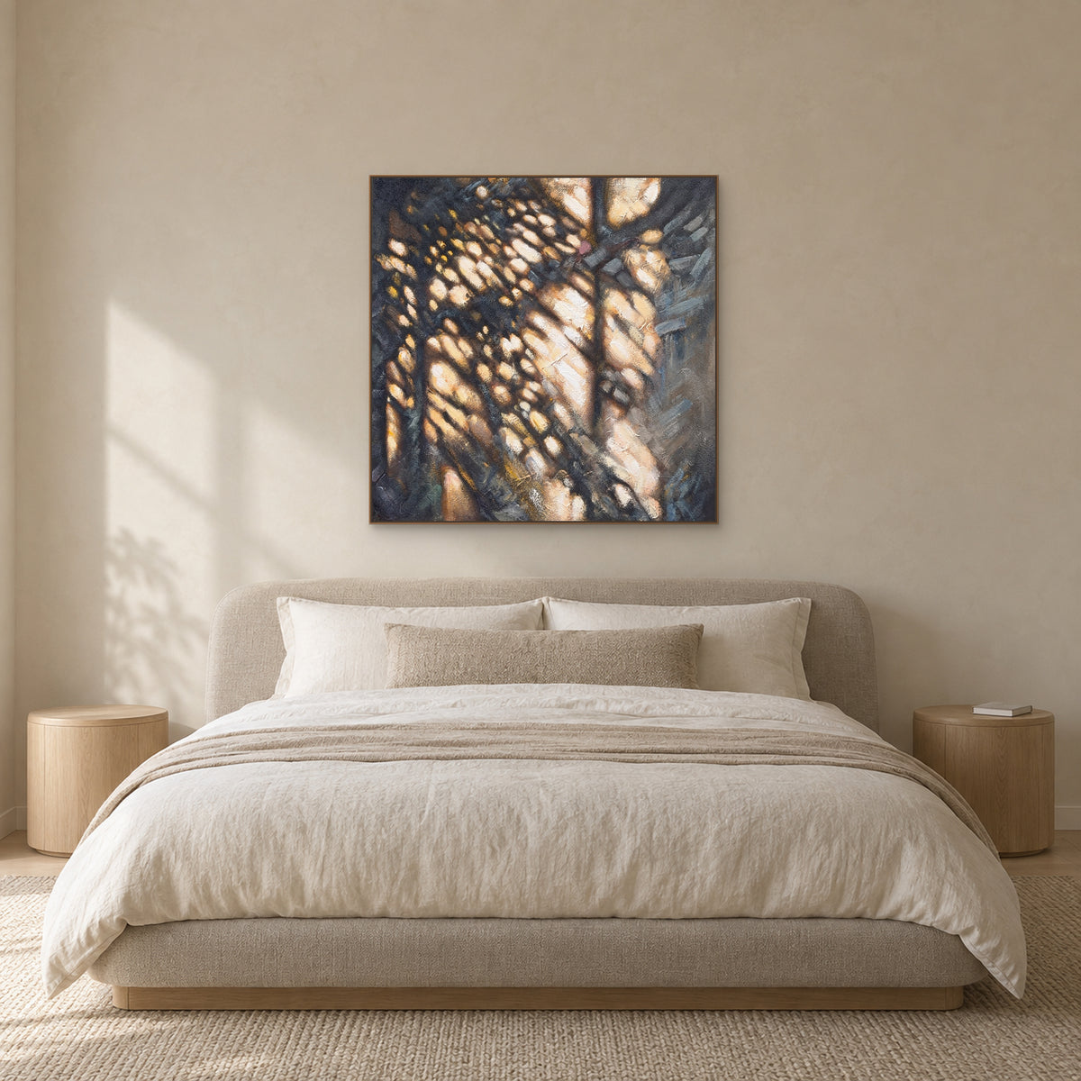Tableau Lumière mouchetée dans un cadre flottant aspect chêne centré au-dessus d’une tête de lit