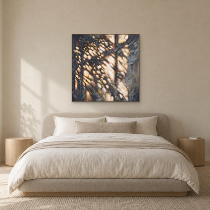 Tableau Lumière mouchetée dans un cadre flottant aspect chêne centré au-dessus d’une tête de lit