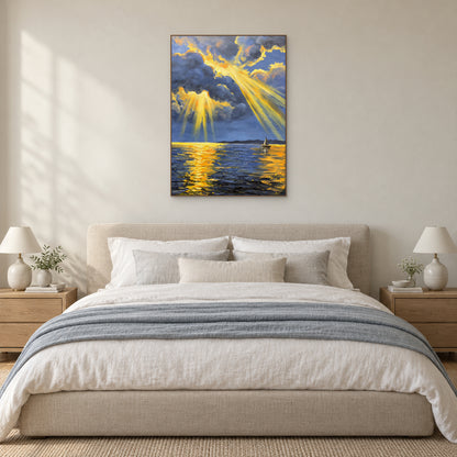 Tableau marin aux rayons dorés, dans un cadre flottant ton chêne, au-dessus d’un lit aux textiles bleu-gris.