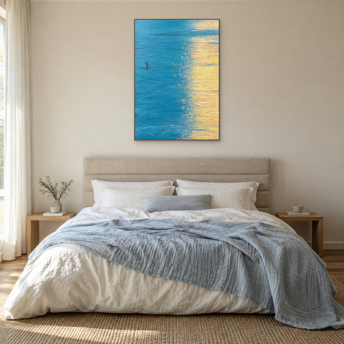 Tableau d’eau bleu et doré, cadre ton chêne centré au-dessus d’un lit en lin