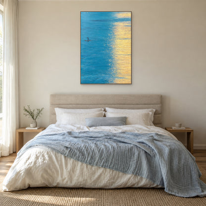 Tableau d’eau bleu et doré, cadre ton chêne centré au-dessus d’un lit en lin
