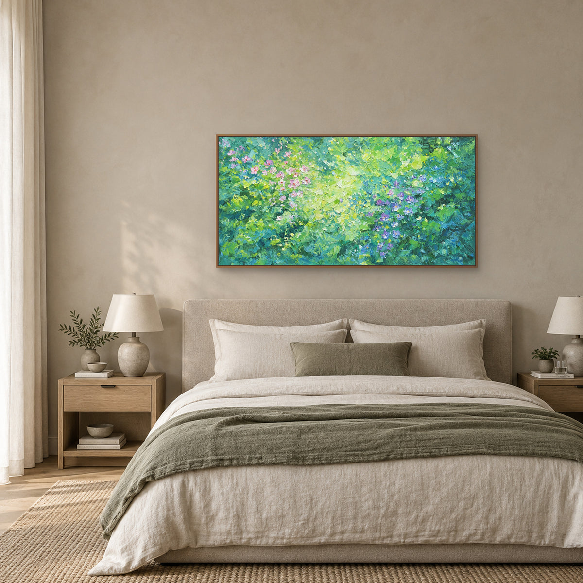 Panorama floral vert dans un cadre flottant ton chêne, au-dessus d’une tête de lit rembourrée beige, avec linge crème et plaid sauge