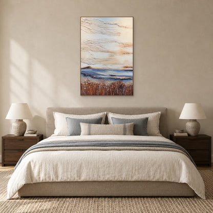Abstrait ivoire, bleu et ocre dans un cadre couleur chêne, centré au-dessus d’un lit beige avec coussins bleu-gris