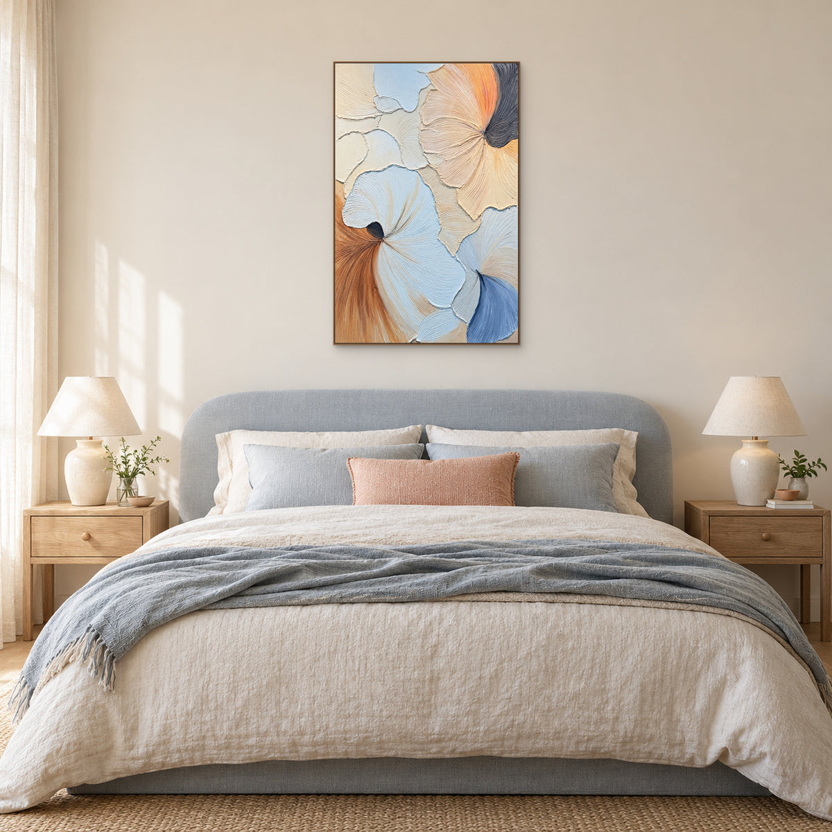 Abstrait bleu et pêche en éventails, cadre couleur chêne, au-dessus d’un lit bleu pâle avec coussin pêche