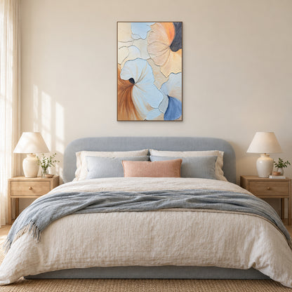 Abstrait bleu et pêche en éventails, cadre couleur chêne, au-dessus d’un lit bleu pâle avec coussin pêche