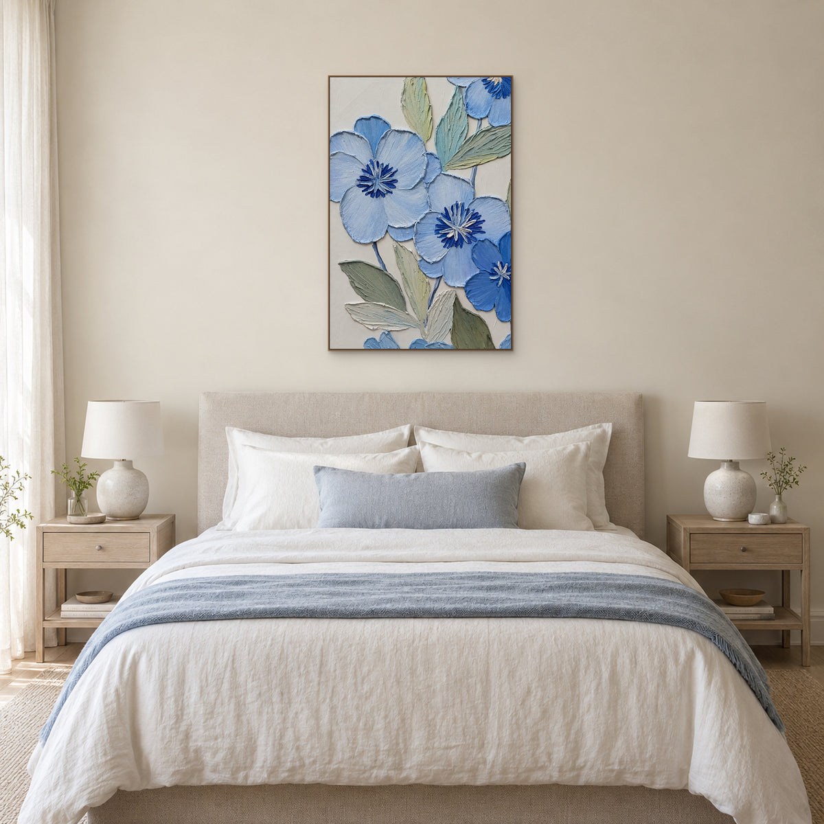 Tableau floral bleu vertical en relief, encadré dans un ton chêne et centré au-dessus d'un lit crème