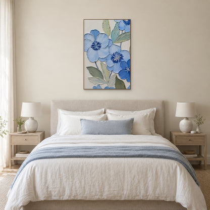 Tableau floral bleu vertical en relief, encadré dans un ton chêne et centré au-dessus d'un lit crème