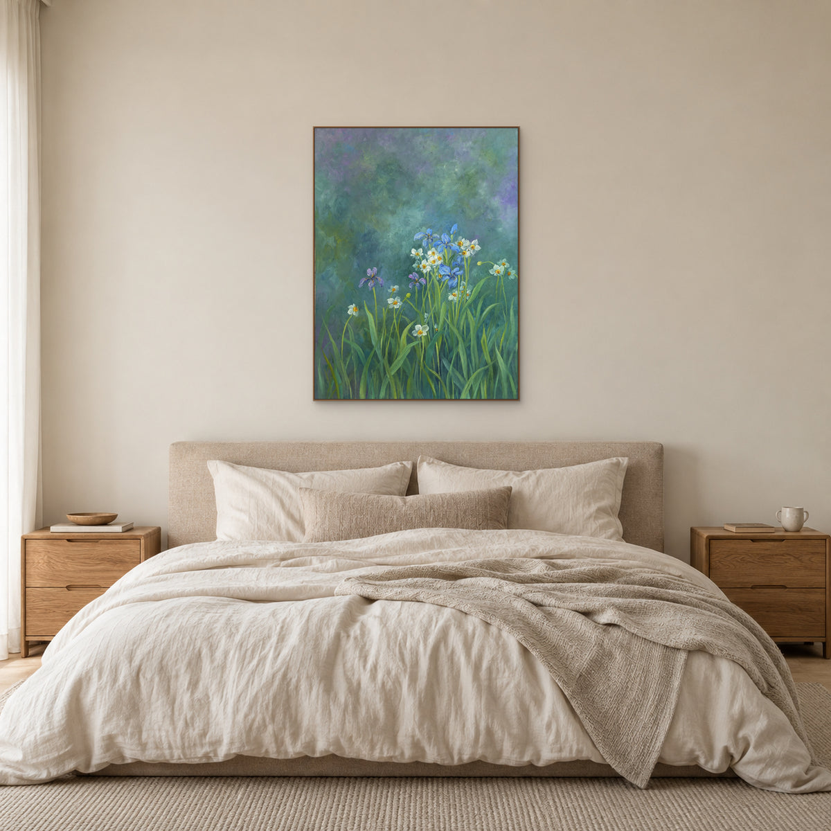 Tableau floral Iris paisibles dans un cadre flottant ton chêne, centré au-dessus d’un lit en lin beige