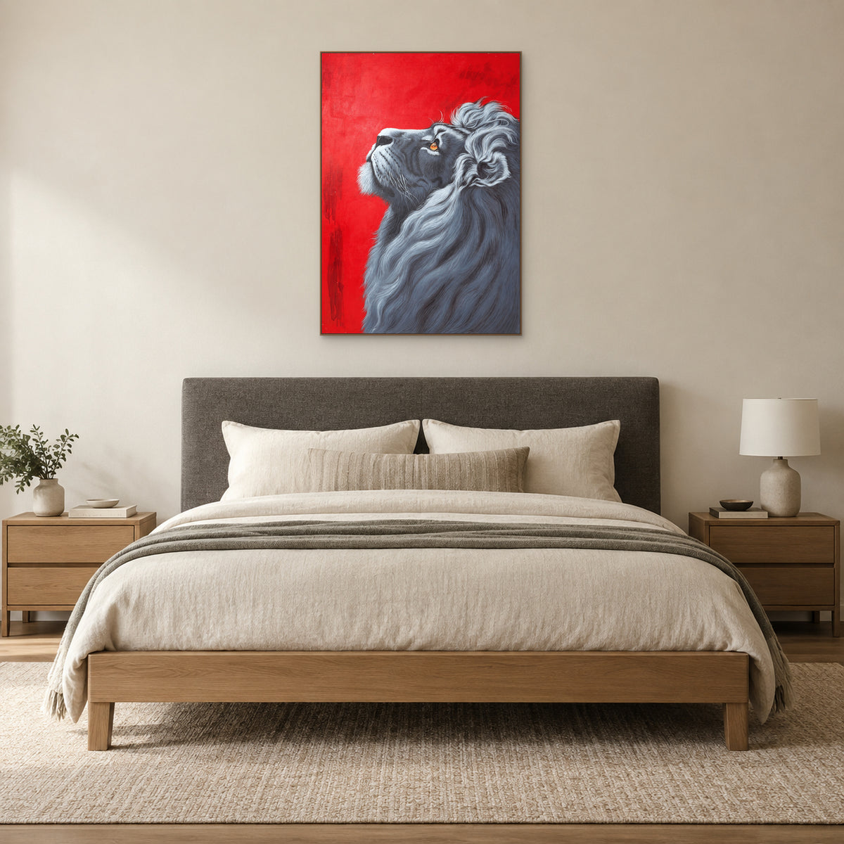 Portrait de lion sur fond rouge dans un cadre ton chêne, centré au-dessus d’un lit à tête anthracite