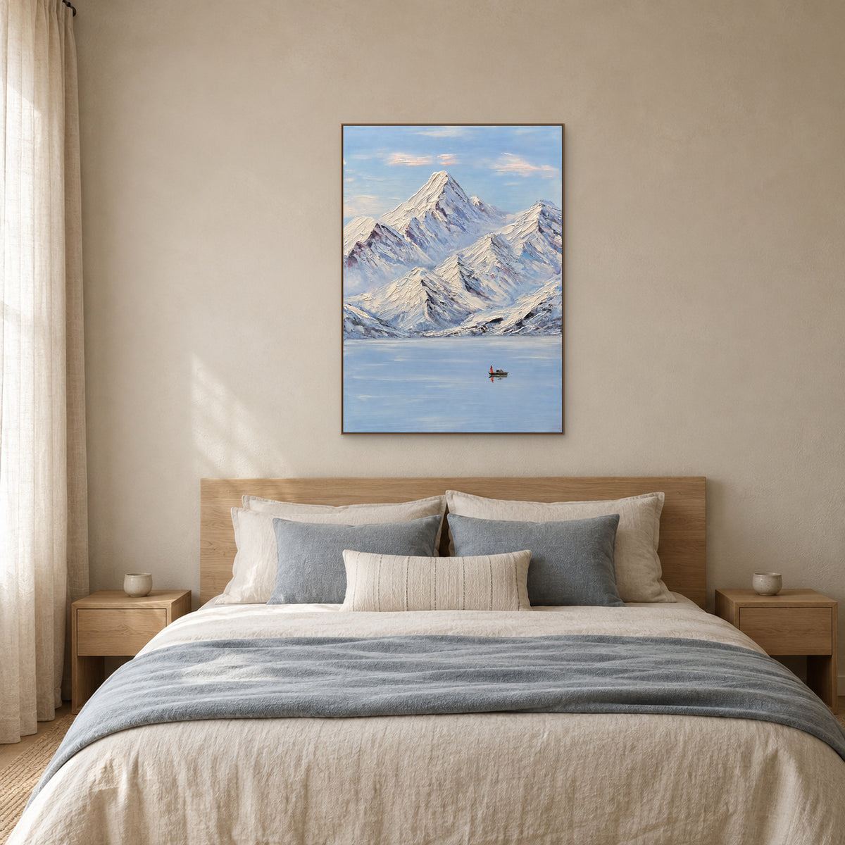 Tableau de montagnes enneigées et de lac dans un cadre flottant ton chêne, centré au-dessus d’un lit