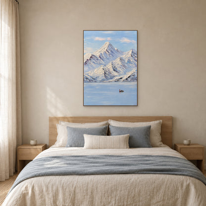 Tableau de montagnes enneigées et de lac dans un cadre flottant ton chêne, centré au-dessus d’un lit