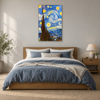 Tableau vertical de cyprès étoilé en cadre ton chêne, au-dessus d’une tête de lit en bois et de linge bleu ardoise