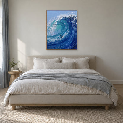 Tableau de surfeur et de vague bleue, cadre ton chêne centré au-dessus d’un lit tapissé crème