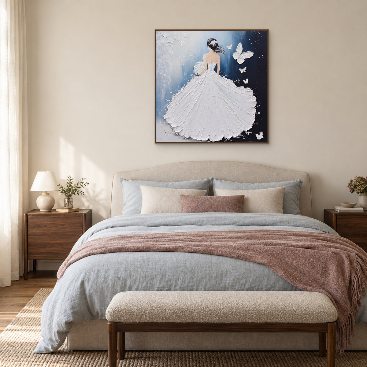 Tableau robe blanche et papillons dans un cadre ton bois clair, centré au-dessus d’un lit capitonné aux draps bleu doux