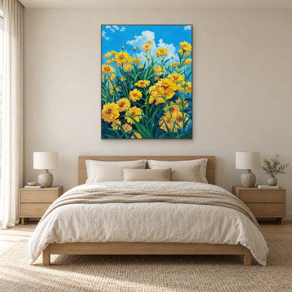 Tableau de fleurs jaunes dans un fin cadre ton chêne, centré au-dessus d'un lit en bois aux draps neutres