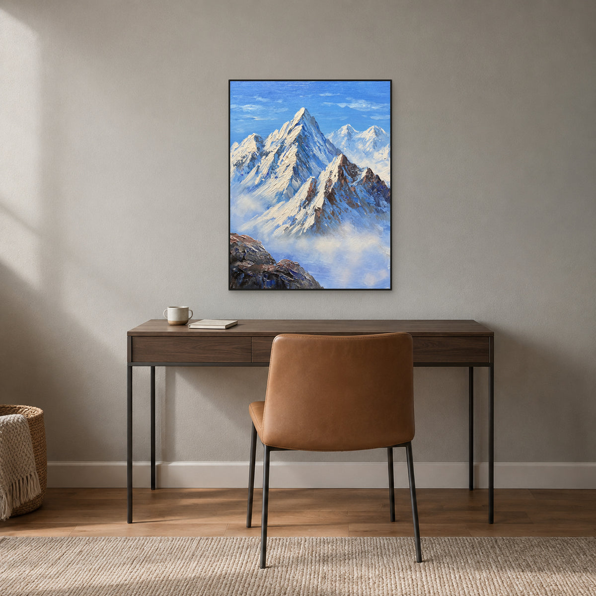 Montagnes bleues en relief, cadre flottant noir au-dessus d’un bureau en noyer