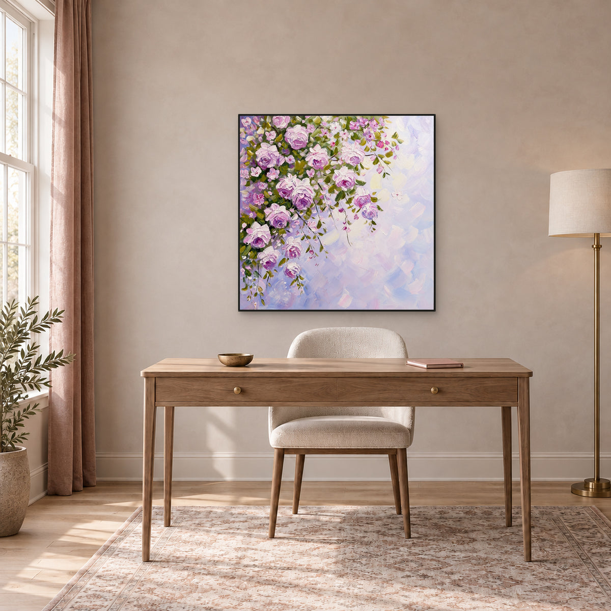 Tableau carré de roses dans un fin cadre noir, centré au-dessus d'un bureau en bois