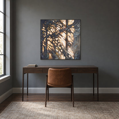 Tableau carré ocre et anthracite dans un cadre flottant noir au-dessus d’un bureau sur un mur sombre