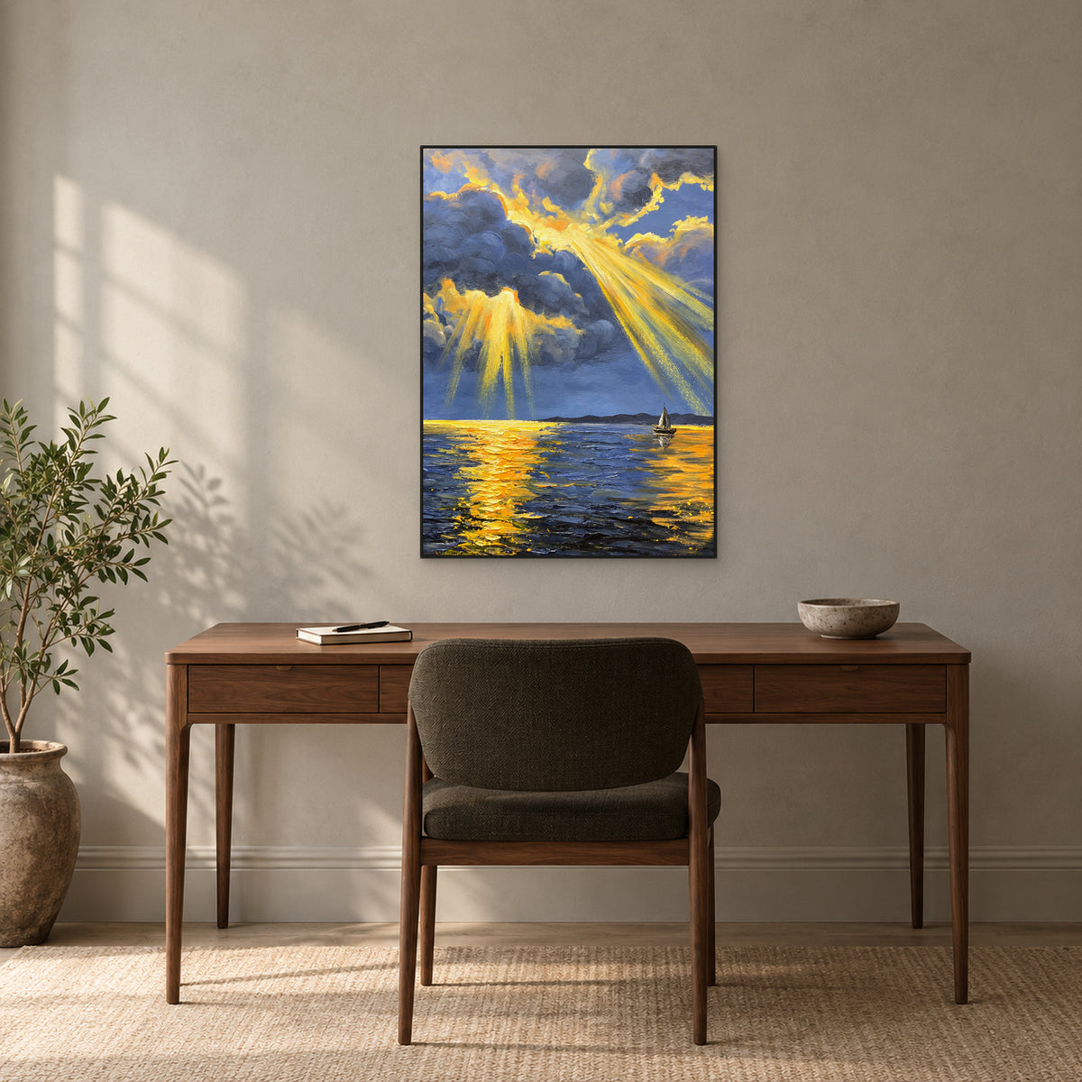 Tableau de nuages bleu et or dans un cadre noir fin, au-dessus d’un bureau en noyer doucement éclairé.
