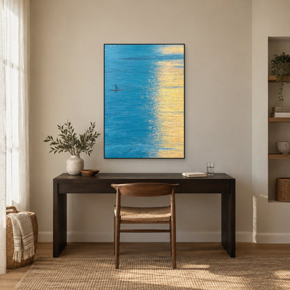 Paysage marin turquoise à la petite barque, cadre flottant noir au-dessus d’un bureau foncé