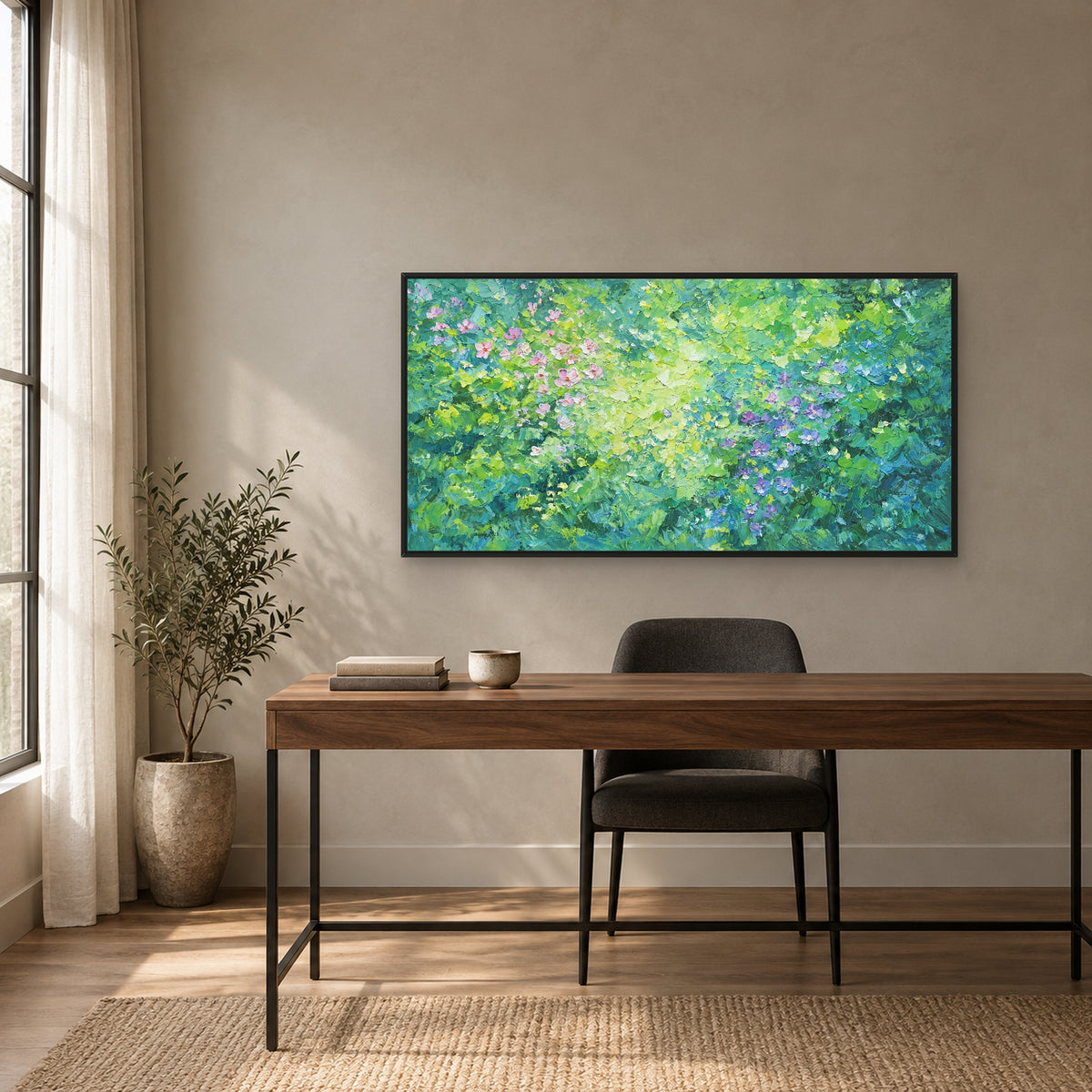 Fleurs roses et violettes sur fond vert dans un cadre flottant noir, au-dessus d’un bureau en noyer et d’une chaise anthracite près d’une fenêtre