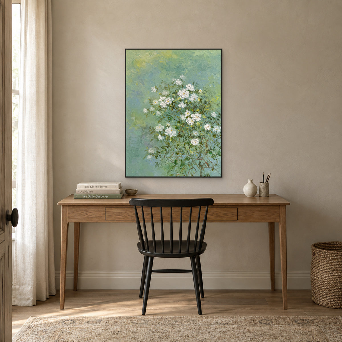 Peinture de jasmin blanc et de feuillage vert, cadre flottant noir au-dessus d’un bureau en bois