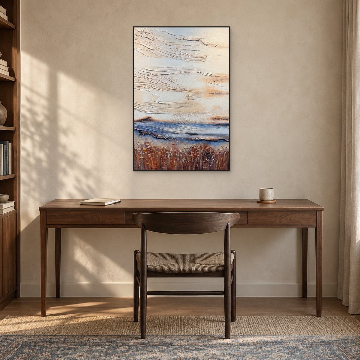 Abstrait vertical texturé dans un fin cadre noir au-dessus d’un bureau en bois foncé et d’une chaise à assise tressée