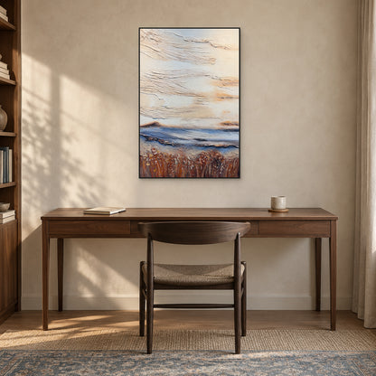 Abstrait vertical texturé dans un fin cadre noir au-dessus d’un bureau en bois foncé et d’une chaise à assise tressée