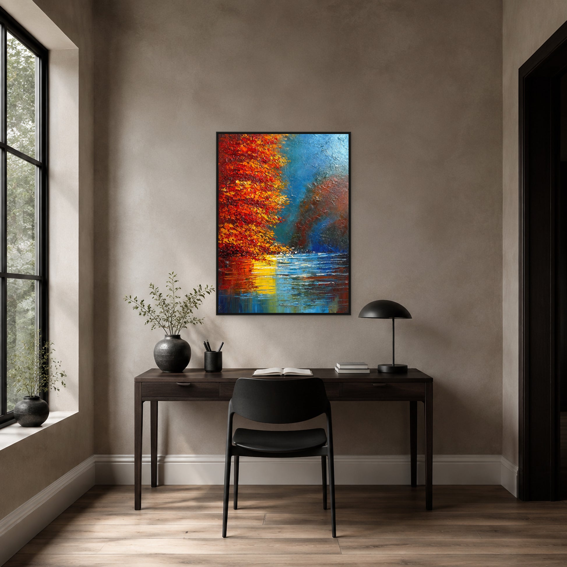 Tableau de reflets rouges et bleus sur un lac dans une fine caisse américaine noire centrée au-dessus d’un bureau moderne