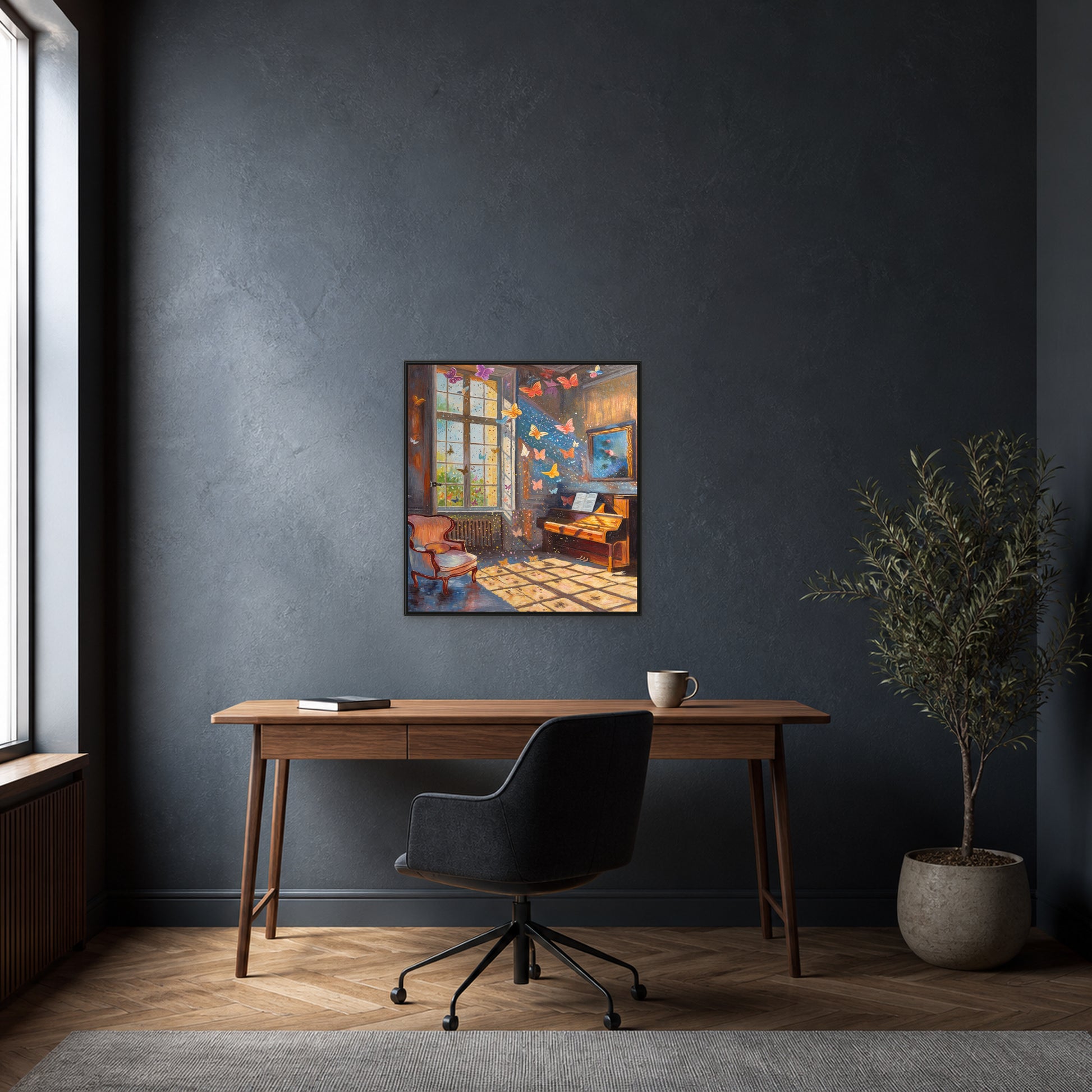 Papillons dans le salon de musique dans un fin cadre flottant noir au-dessus d’un bureau en noyer sur un mur bleu anthracite