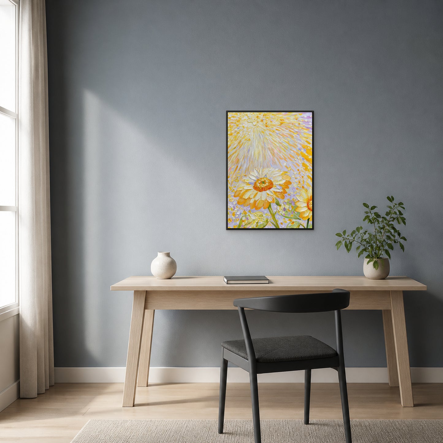 Tournesols dans la lumière dorée dans un fin cadre flottant noir centré au-dessus d’un bureau en frêne sur un mur bleu-gris poudré