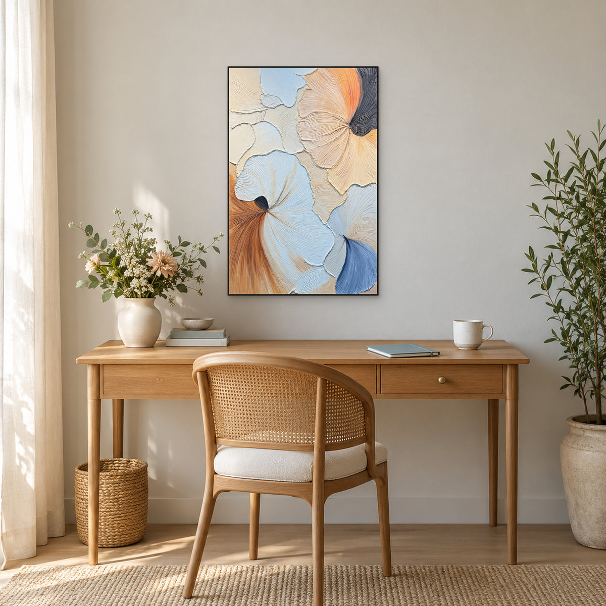 Tableau pastel en relief dans un fin cadre noir, au-dessus d’un bureau en chêne et d’une chaise cannée, fleurs à gauche