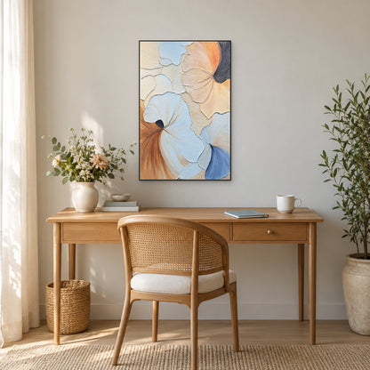 Tableau pastel en relief dans un fin cadre noir, au-dessus d’un bureau en chêne et d’une chaise cannée, fleurs à gauche