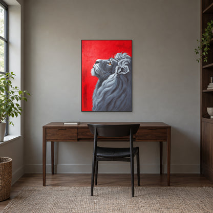 Tableau de lion gris argenté dans un fin cadre noir, au-dessus d’un bureau en noyer contre un mur gris chaud