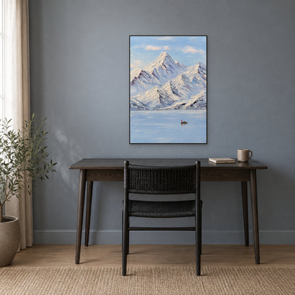Paysage de montagnes bleu et blanc dans un cadre flottant noir au-dessus d’un bureau, sur un mur bleu-gris