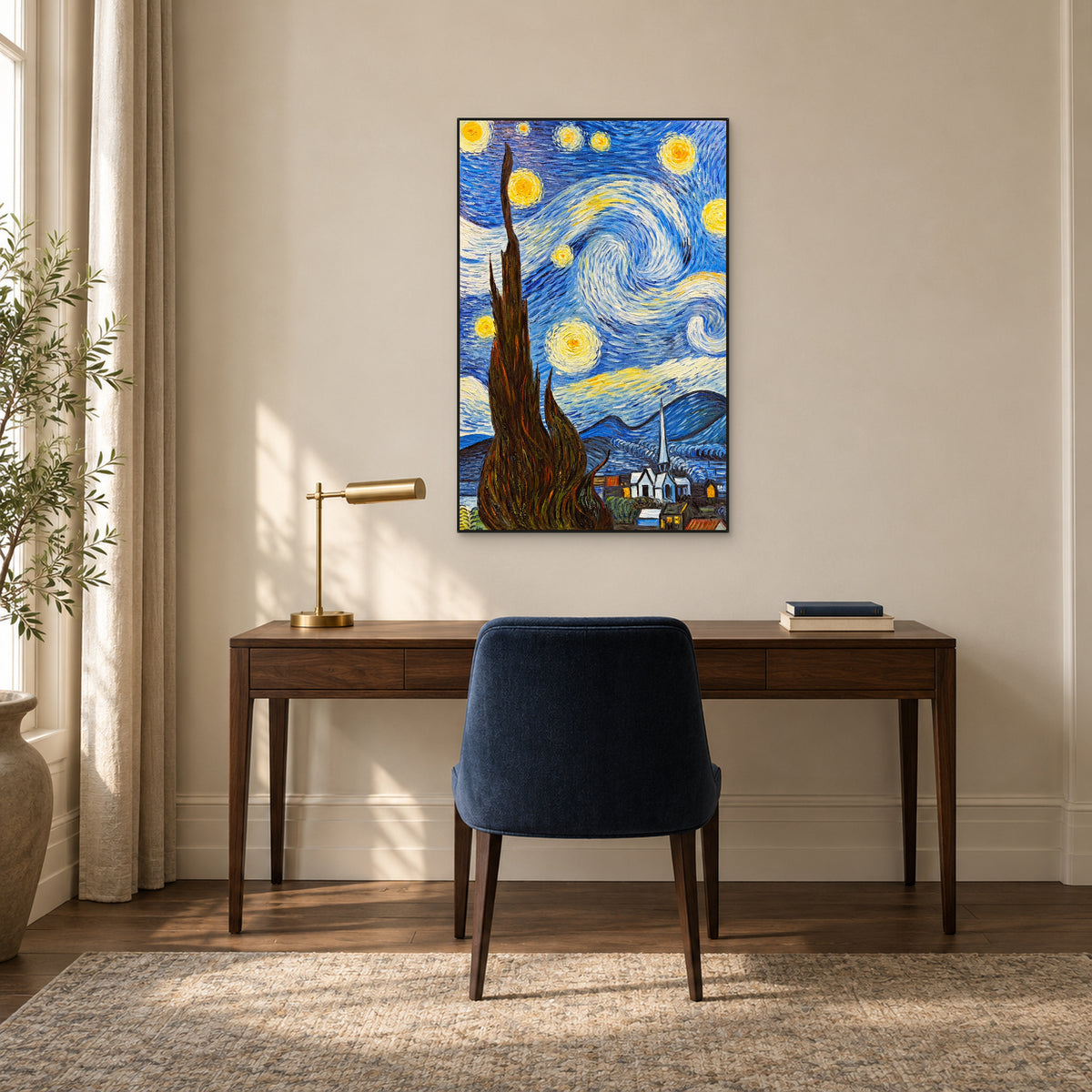 Ciel bleu étoilé et cyprès sombre en cadre noir fin, au-dessus d’un bureau en noyer avec une chaise bleu marine