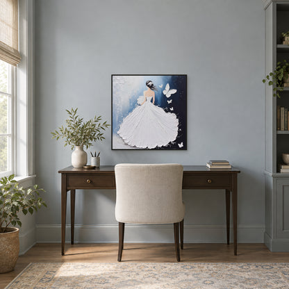 Tableau figuratif bleu et blanc dans un cadre noir fin, au-dessus d’un bureau en bois sur un mur gris bleuté