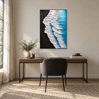 Tableau de rivage noir et d’eau bleue dans un cadre noir au-dessus d’un bureau en bois foncé