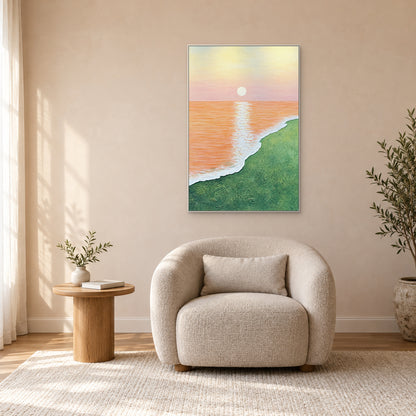 Tableau de rive verte dans un cadre blanc au-dessus d’un fauteuil écru, sur un mur pêche